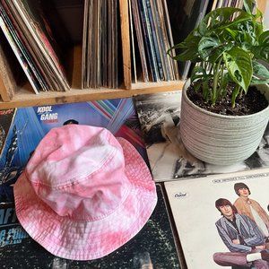 NEW pink tie-dye bucket hat